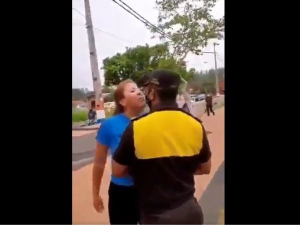 Discusión por tapabocas entre una mujer y un agente de tránsito terminó a los golpes