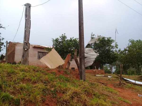 Ventarrones destecharon casas y dejaron sin luz a familias en varios puntos del país