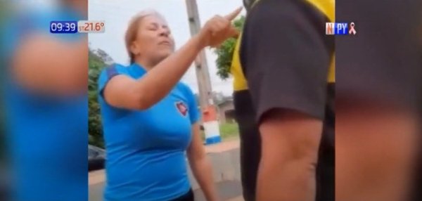Mujer agrede a agente por requerirle uso de tapabocas | Noticias Paraguay