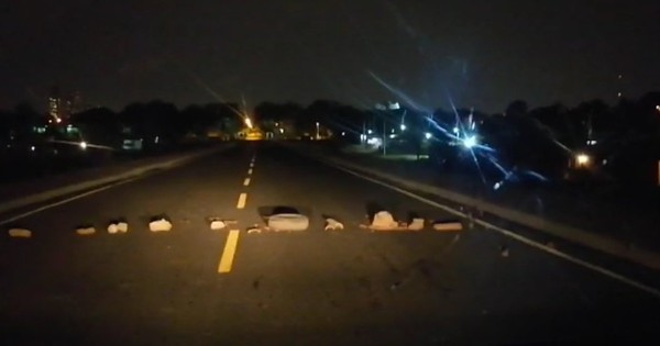 La Nación / Preparan “barricadas” con piedras para asaltar a automovilistas en la Costanera