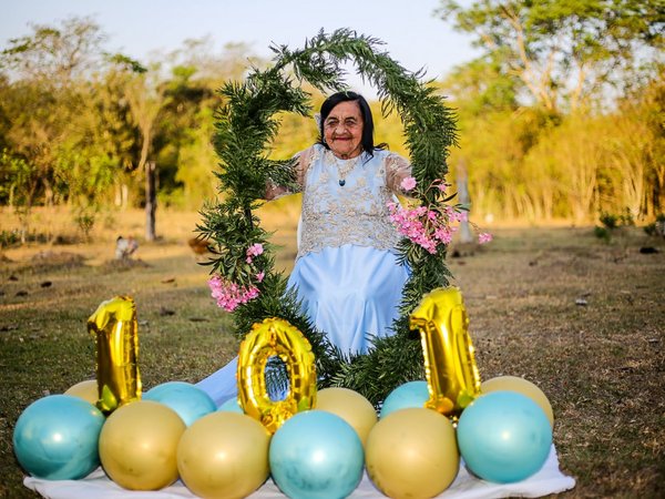 Por sus 101 años, posó ante las cámaras como una reina