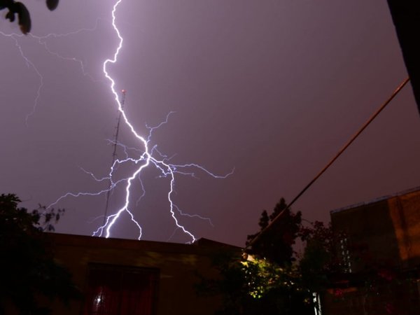 Caída de rayos dejó cuatro heridos
