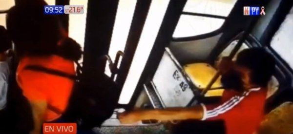 Sin miedo a nada: Descuidista le retira celular a pasajera en bus | Noticias Paraguay