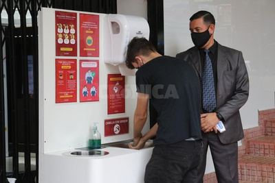 Crónica / (GALERIA) ¿Celu?, ¿plasma? a full el movimiento comercial con la frontera abierta