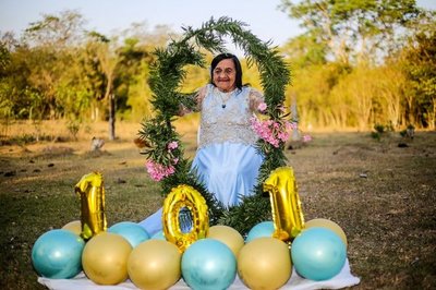 POR SUS 101 AÑOS, POSÓ ANTE LAS CÁMARAS COMO UNA REINA