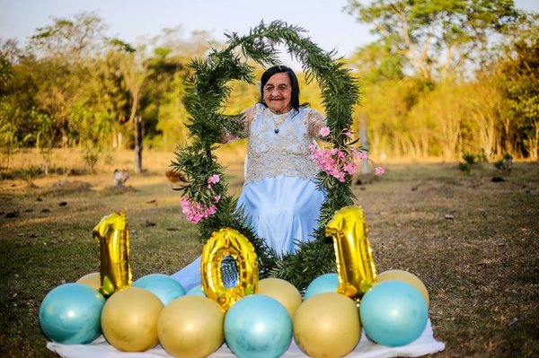 POR SUS 101 AÑOS, POSÓ ANTE LAS CÁMARAS COMO UNA REINA