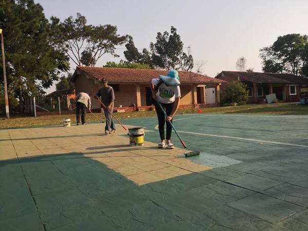 LA INTENDENTE AYUDÓ A PINTAR LA CANCHA DONDE JUGARÁN NIÑOS AL RETORNAR A CLASES.