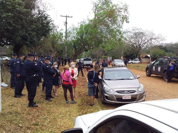 Familias se enfrentan para invadir predio de Copaco en Luque - Nacionales - ABC Color