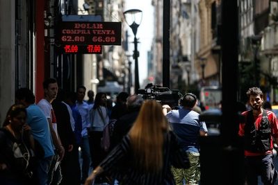 El precio del dólar en Argentina toca un nuevo récord en la plaza informal - MarketData