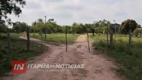 ASÍ BLOQUEAN EL PASO PEATONAL HISTÓRICO A SALITRE CUE.