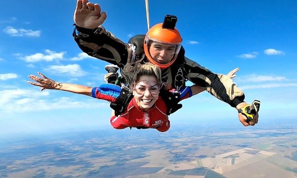 Video. Sole se lanzó en paracaídas: “Hay que vivir con entusiasmo”