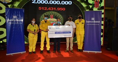 La Nación / Banco Basa donó 2.000 litros de combustible a los bomberos