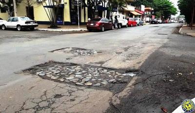Baches “adornan” calles céntricas de Luque •