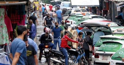 La Nación / Taxistas de frontera se quejaron de que el horario de circulación sea sólo hasta las 14:00