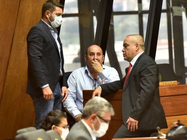 Diputados colorados se mantienen, retrucan al Senado y a la Iglesia