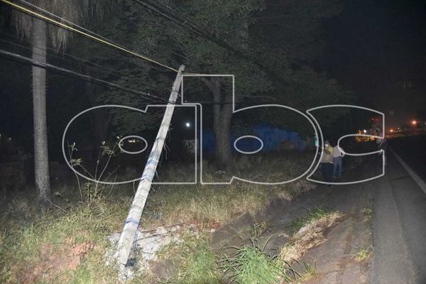 Peligrosos cables en columna destrozada de la ANDE - Nacionales - ABC Color