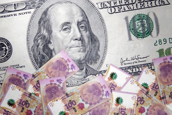 La tensión cambiaria en Argentina no cede y el dólar toca un nuevo máximo - Mundo - ABC Color