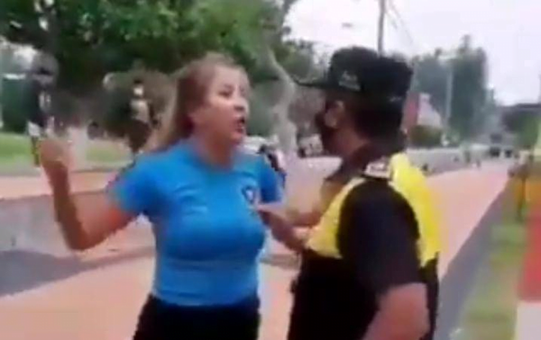 Mujer que agredió a agente de la PMT es sumariada por su conducta - Noticiero Paraguay