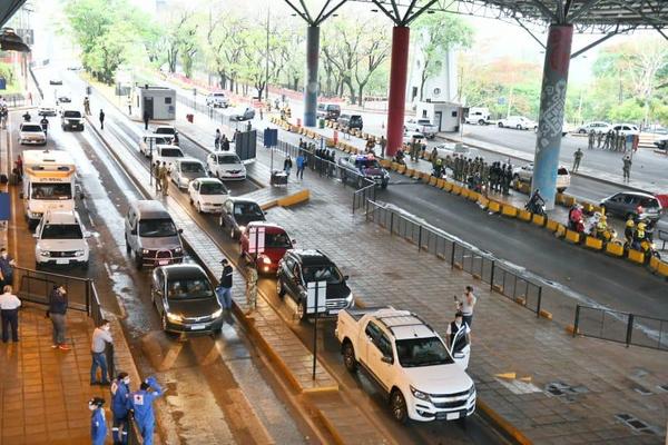 Puente de la Amistad: Más de 3.500 vehículos ingresaron este jueves