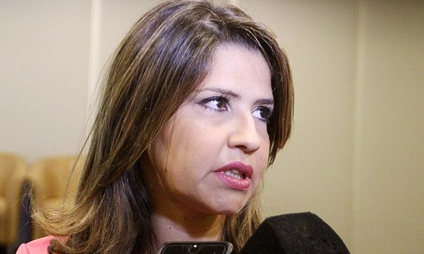 Ministra de Justicia Cecilia Pérez sufre accidente en aeropuerto de Itaipú