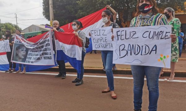Ruidosa manifestación contra ministra Módica por blanqueos al clan Zacarías