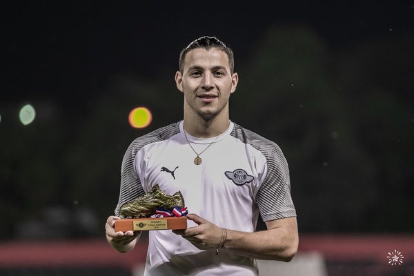 Libertad entregó una 'Bota de Oro' a su goleador Sebastián Ferreira