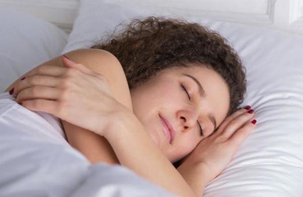 Dormir del lado izquierdo es mejor para la digestión y esta es la razón - SNT