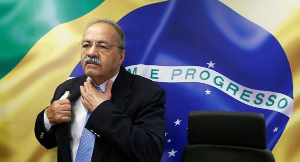 Bolsonaro destituye a un senador que trató de esconder dinero entre sus nalgas durante un allanamiento en su casa