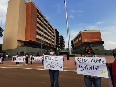 Escrachan a Gladys Bareiro de Módica durante inauguración de nuevo edificio judicial