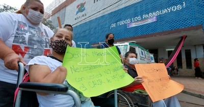 La Nación / Pacientes dializados se manifestaron exigiendo aire acondicionado y medicamentos faltantes