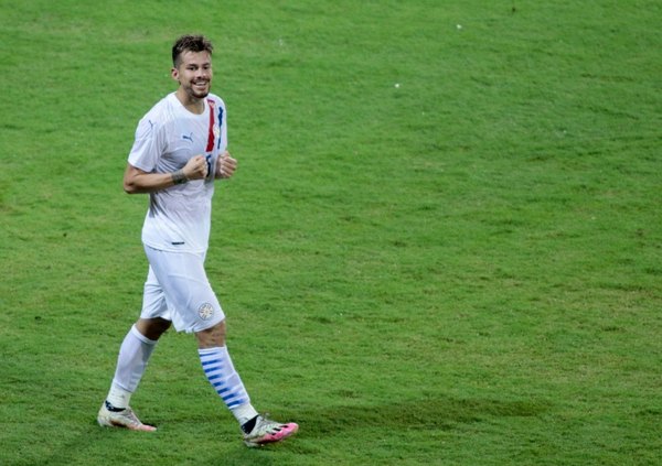 Gastón relató sus inicios en el fútbol y la decisión de jugar por la Albirroja