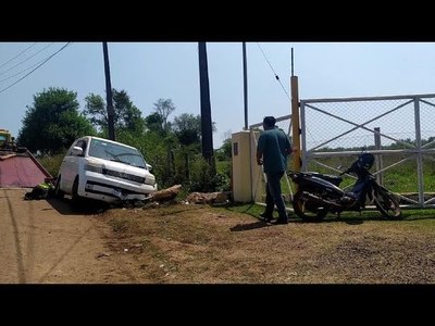 Tras esquivar una piedra, vehículo fue a parar a una cuenta en el B° Chaipe