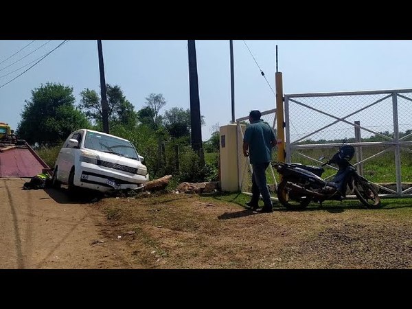 Tras esquivar una piedra, vehículo fue a parar a una cuenta en el B° Chaipe