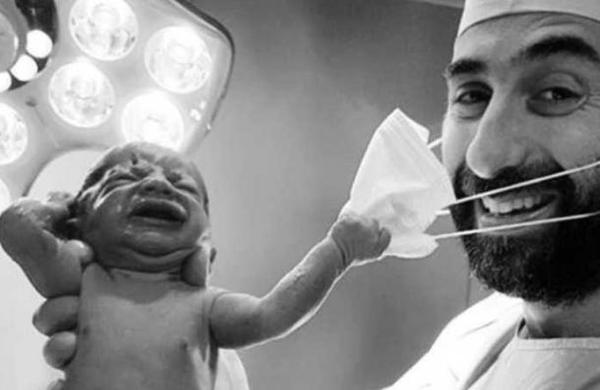 La foto de un recién nacido quitándole la mascarilla al médico que da la vuelta al mundo - SNT