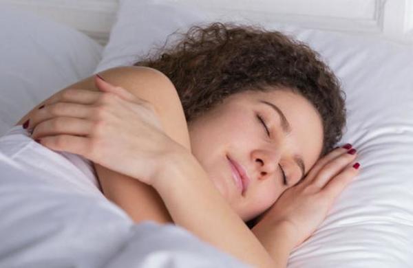 Dormir del lado izquierdo es mejor para la digestión y esta es la razón - C9N