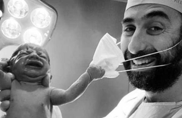 La foto de un recién nacido quitándole la mascarilla al médico que da la vuelta al mundo - C9N