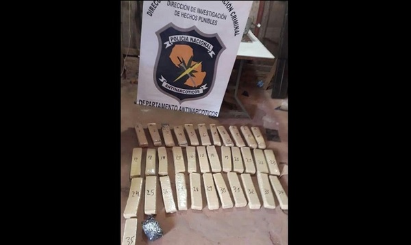 Tapicero denuncia que jefe policial de Chino Kue tenía droga guardada en un mueble
