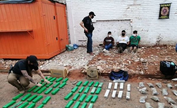 HOY / Detienen a tres hombres que ocultaban marihuana entre bolsas de mandioca