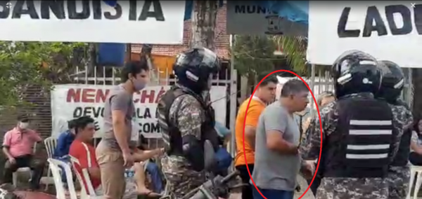 HOY / Colonia Independencia: hombre con orden de captura se pasea frente a Policías