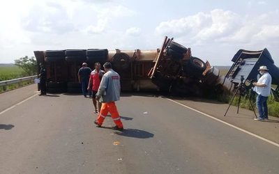 Camionero maniobró para no atropellar a motoka y volcó
