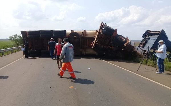 Camionero maniobró para no atropellar a motoka y volcó