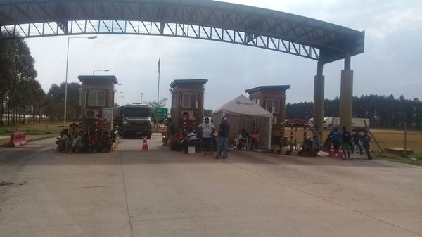 Camioneros se niegan a descargar en un silo de Villeta porque aseguran que la báscula no ofrece garantías - Nacionales - ABC Color