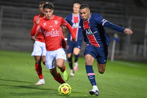 Andrés Cubas fue titular en la goleada que sufrió Nimes ante PSG