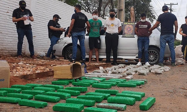 Capturan a 3 personas con carga de marihuana en Lambaré