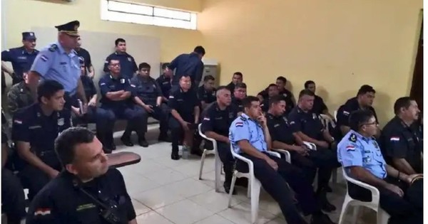 La Nación / Acusan y piden juicio oral para 19 policías y un civil por hechos vinculados al narcotráfico
