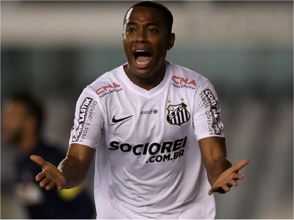 Santos suspende fichaje de Robinho tras presiones por su condena en Italia