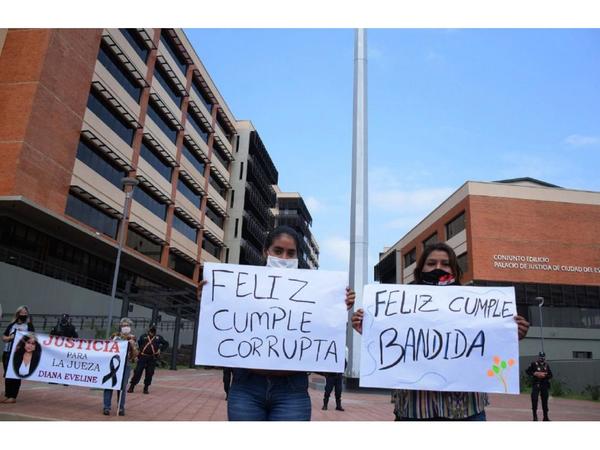 Escrache a  ministra Bareiro en inauguración de sede judicial