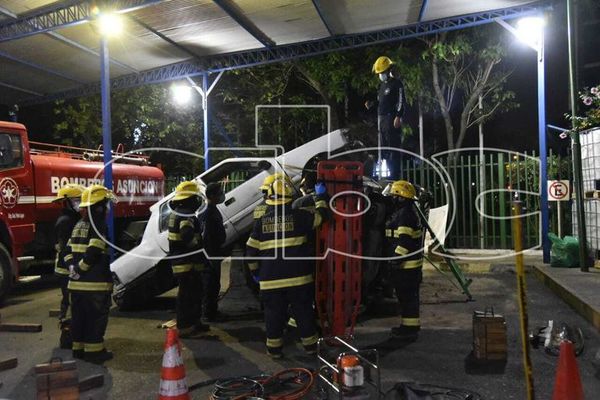 Bomberos de Asunción realizaron prácticas nocturnas - Nacionales - ABC Color