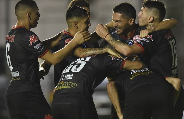Estreno, victoria y “150”abrazos - Fútbol - ABC Color