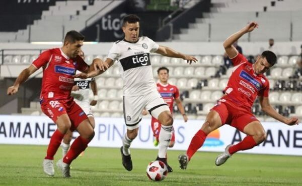 Olimpia comenzó el Clausura recibiendo a Nacional en Para Uno. El duelo acabó empatado a un tanto.